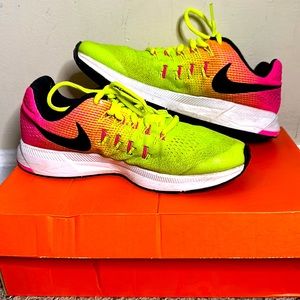 Nike Zoom Pegasus 33 VOLT/ BLACK - PINK BLAST
VOLT/ ROSE BLAST/ NOIR